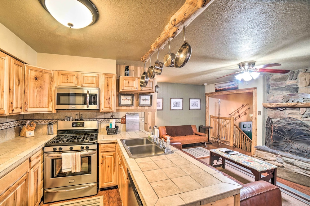 Rustic Condo w Patio: Walk to Angel Fire Resort - photo 3