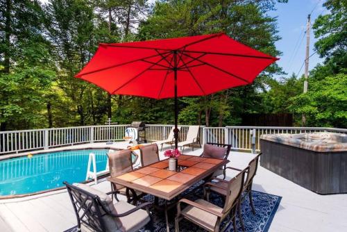 3BR2 Bath Sleeps 12 in Pigeon Forge Hot tub pool games privacy