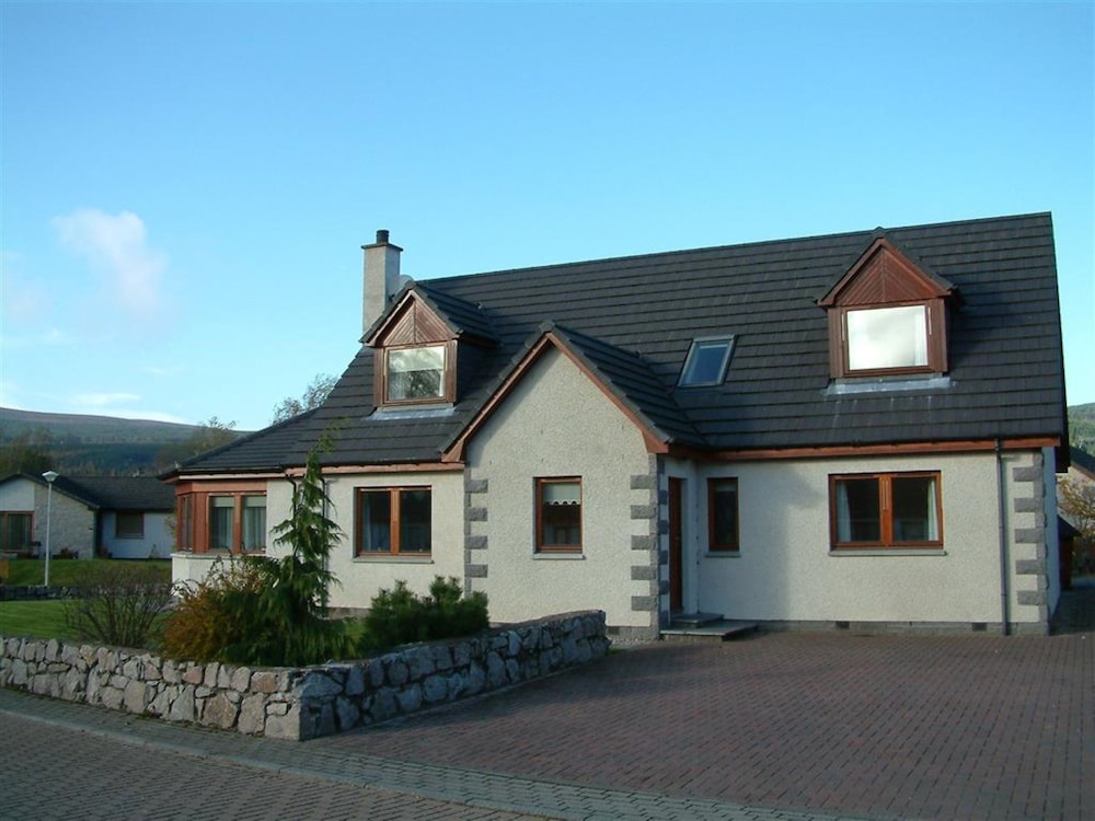 Highland Holiday Homes Craigmore Lodge — 4-Star Luxury Hotel in Aviemore, United Kingdom