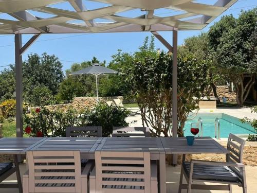 Jasmin & Olives Comfortable Holiday Residence — 4-Star Luxury Hotel in Perama, Greece