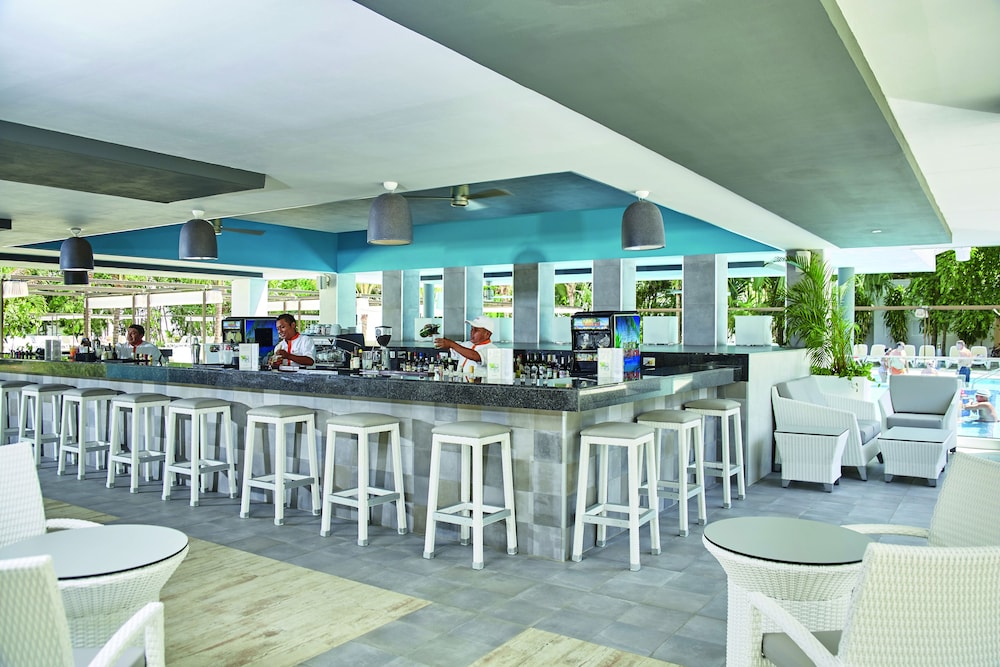 Poolside bar