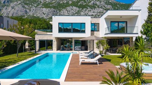 Villa Agava with heated pool Jacuzzi sauna gym 4 en suite bedrooms — 5-Star Luxury Hotel in Omis, Croatia