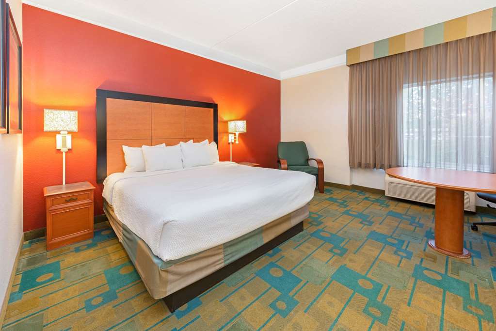 La Quinta Inn & Suites by Wyndham USF - photo 23