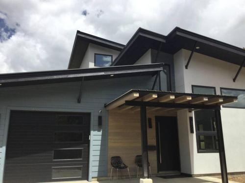 Silver Fox modern new luxury home next to ohv rd — 4-Star Luxury Hotel in Silverton, United States