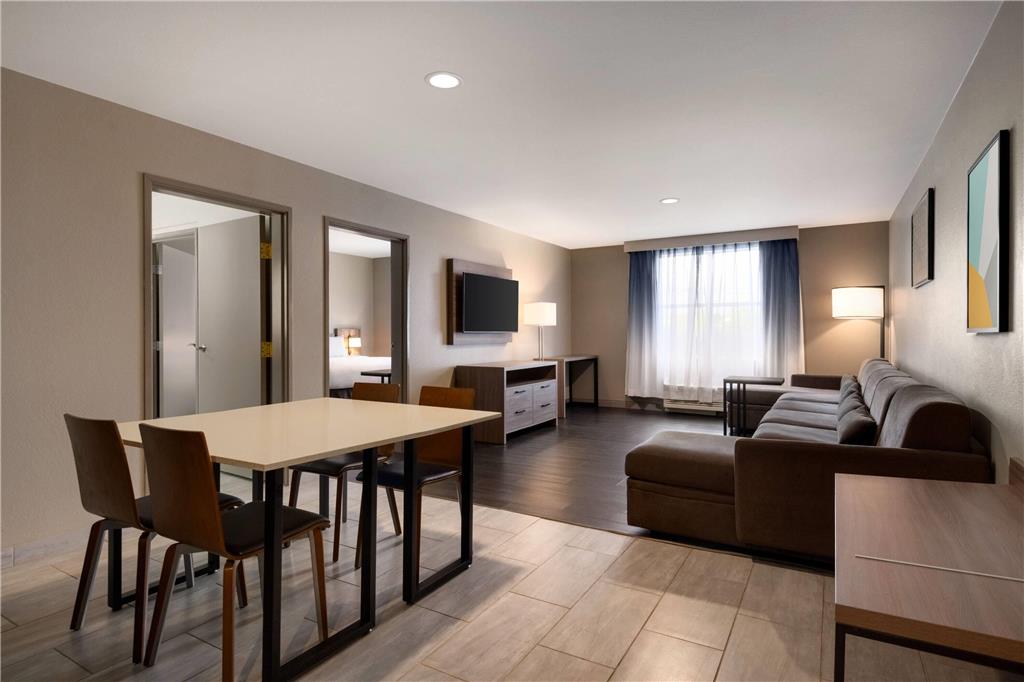 La Quinta Inn & Suites by Wyndham Montgomery - photo 7