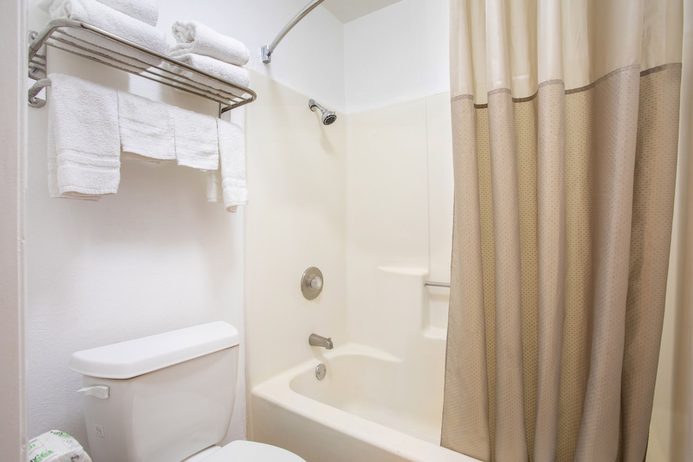 OYO Hotel Palmdale Antelope Valley - photo 24