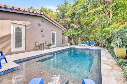 Heated pool parking 5 min walk to food and fun in Fort Lauderdale, United States