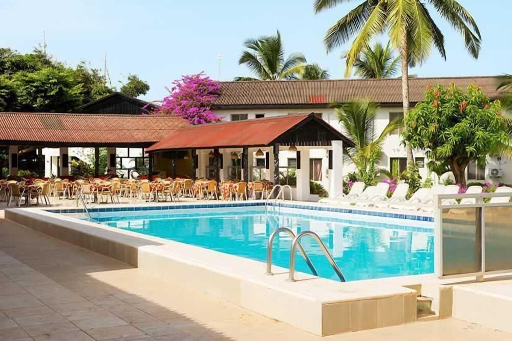 Bungalow Beach Hotel — Serekunda