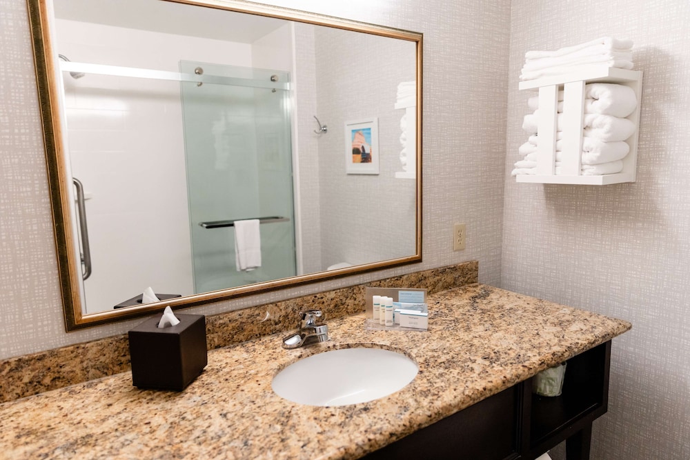 Hampton Inn & Suites Scottsbluff Conference Center - photo 32