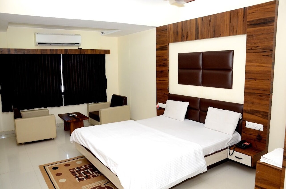 The New Holiday II — hotel in Jhulasan