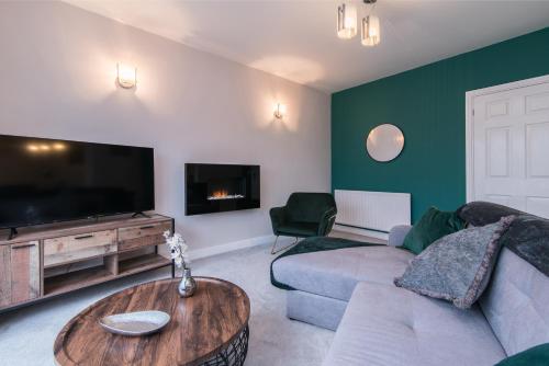 Immaculate 3 Bed House Stunning Balcony Views — 4-Star Luxury Hotel in Matlock, United Kingdom