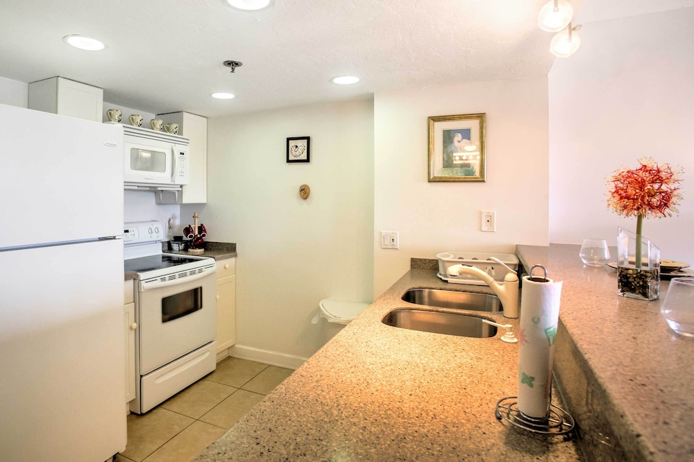 Resort Style Condo with Pool 19 Miles to Fort Myers - photo 6