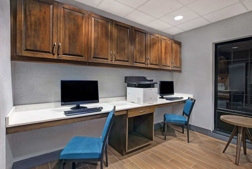 Hampton Inn Westfield - photo 35