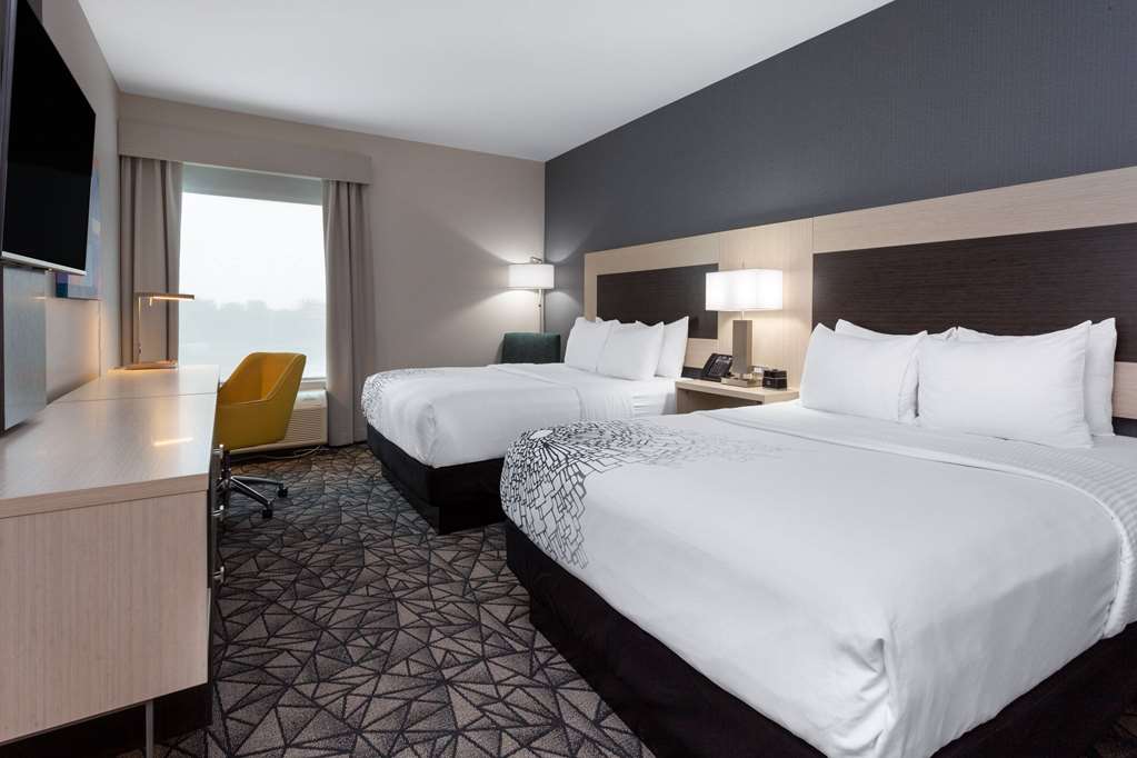La Quinta Inn & Suites by Wyndham Shorewood - photo 19