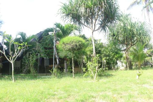 Tropicana Bungalows — hotel in Pemenang