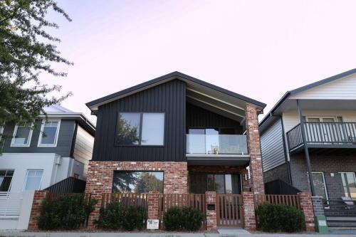 Stylish Stay 4BR Central Wagga in Wagga Wagga, Australia