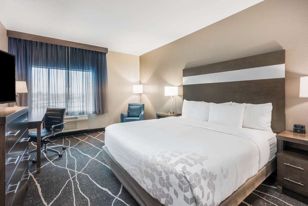 La Quinta Inn and Suites by Wyndham Houston Spring South - photo 18