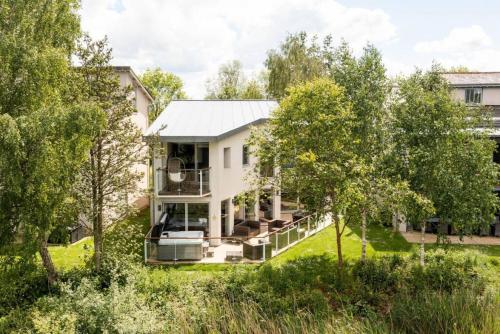 Osprey Lodge CW64 HOT TUB Lakeside Spa Property — 4-Star Luxury Hotel in Cirencester, United Kingdom