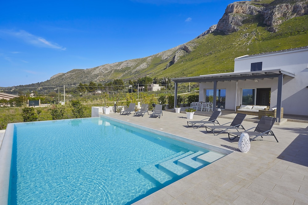 Villa Biancolilla — 4-Star Luxury Hotel in Castellammare Del Golfo, Italy