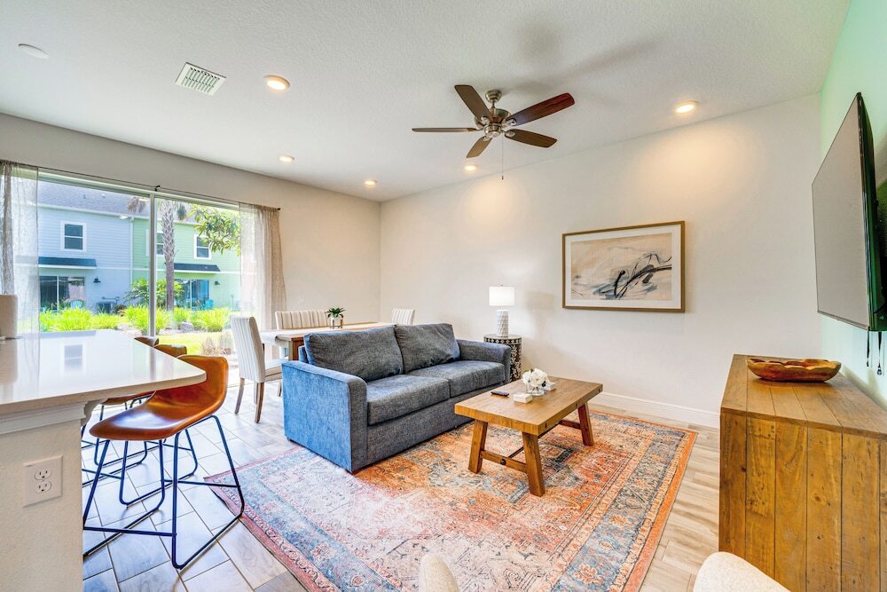 11 Mi to Disney: Bright Kissimmee Townhome — 4-Star Luxury Hotel in Kissimmee, United States