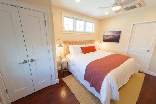 The East Island Reserve Hotel - photo 54