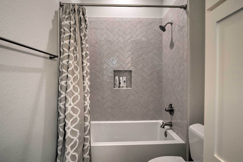Modern Lake Travis Haven with Resort Amenities - photo 7