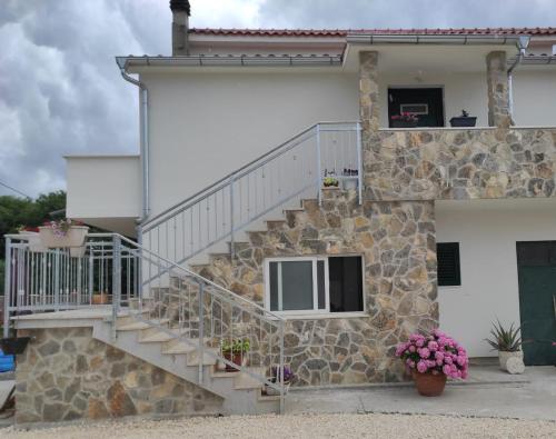 Apartman Lucia — 4-Star Luxury Hotel in Bilice, Croatia