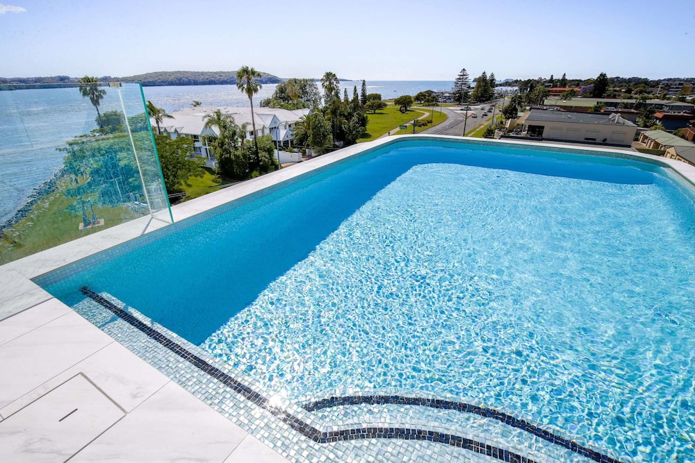 Oceanside Apartment with Bay Views — 4-Star Luxury Hotel in Batemans Bay, Australia