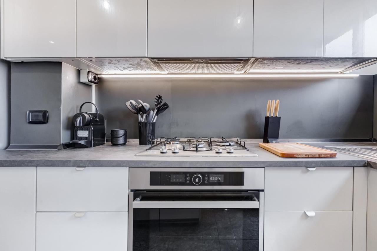 Appartamento Moderno Sopra Metro a E Parco Degli Acquedotti — 4-Star Luxury Hotel in Rome, Italy