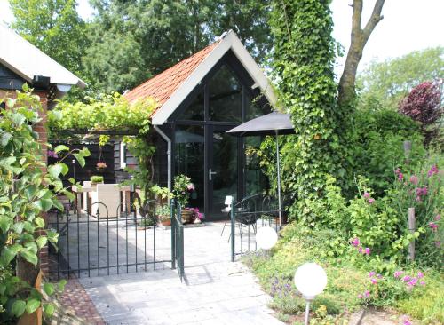 Hoeve Altena Guesthouse — 4-Star Luxury Hotel in Woudrichem, Netherlands