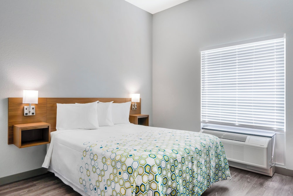HomeTowne Studios by Red Roof Tampa Airport - photo 17