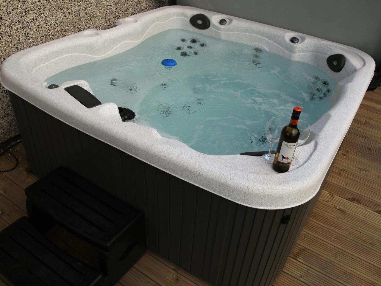 Swyn Y Mor Beach Close Pet Friendly Hot Tub in Barmouth, United Kingdom
