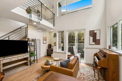 Lake & City View Modern Retreat w AC in Seattle, United States