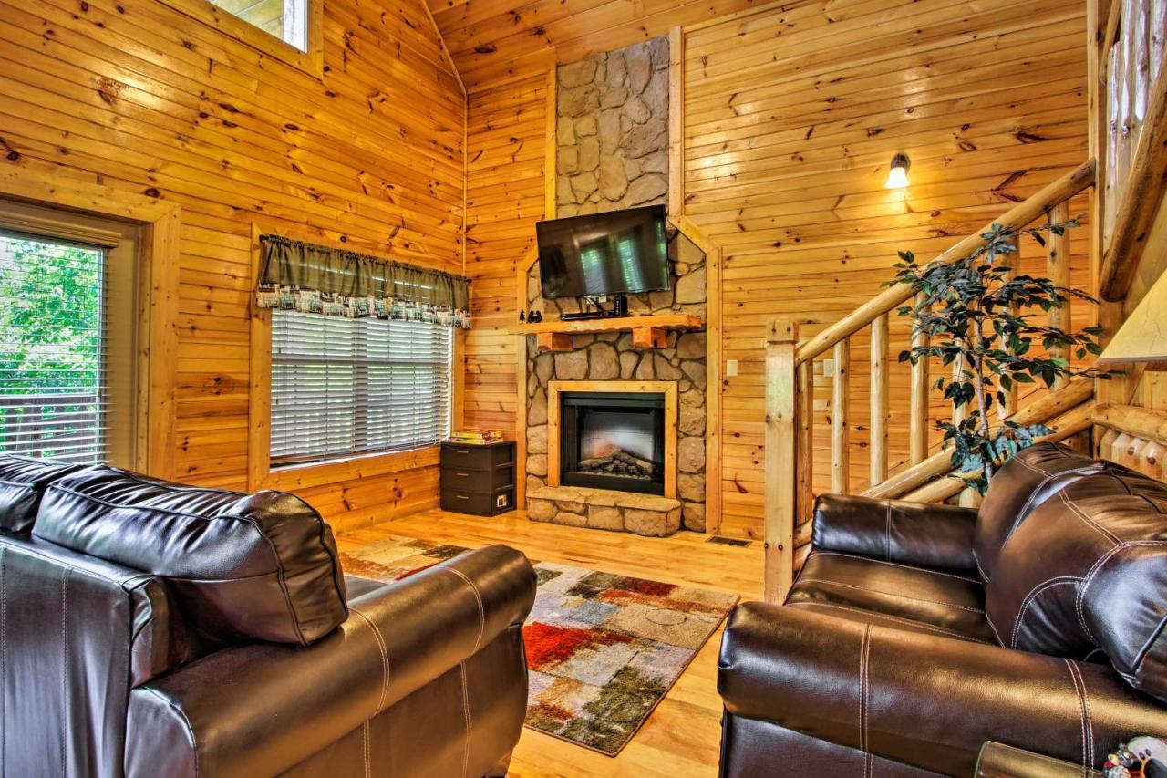 Secluded Smoky Mountain Cabin with Theater and Hot Tub — 4-Star Luxury Hotel in Sevierville, United States