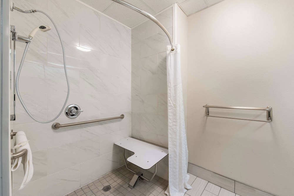 Clarion Pointe Greensboro Airport - photo 20