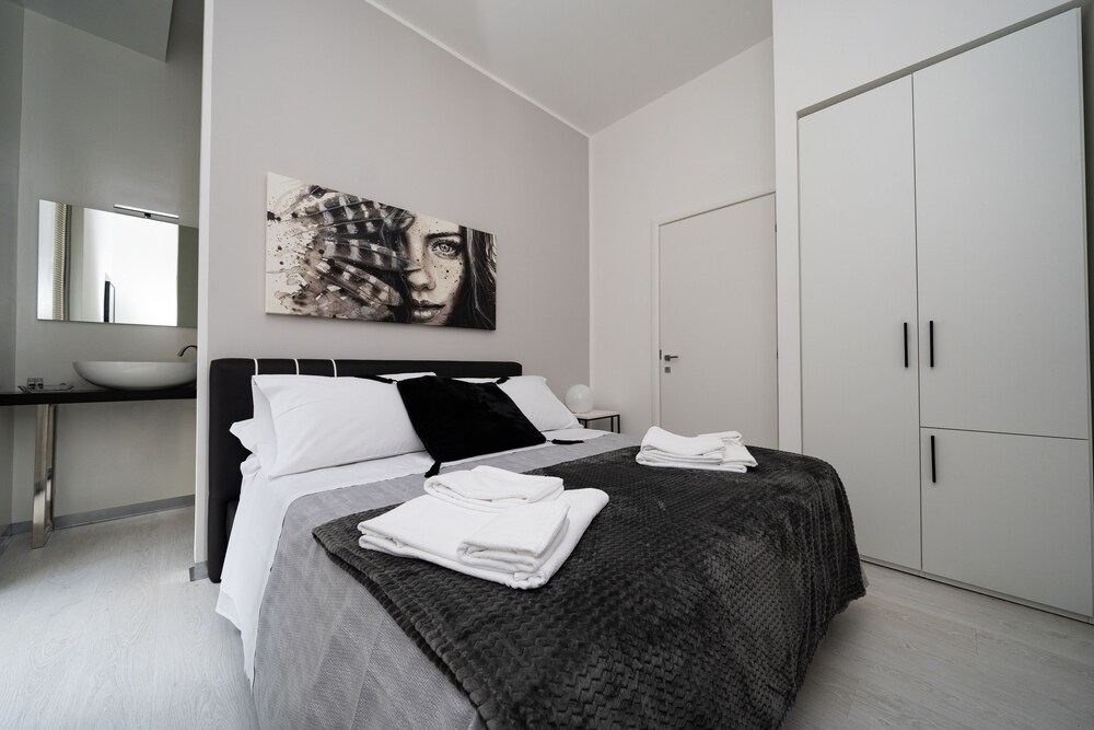 White Rooms — 4-Star Luxury Hotel in Reggio Calabria, Italy