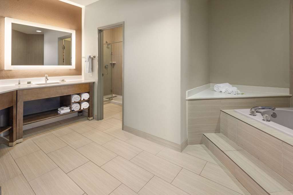 La Quinta Inn & Suites by Wyndham Kokomo - photo 30