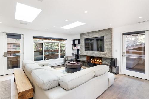 Fasching Haus Unit 390 Luxury Penthouse w Exceptional Views Beautiful Decor and Natural Light — 4-Star Luxury Hotel in Aspen, United States