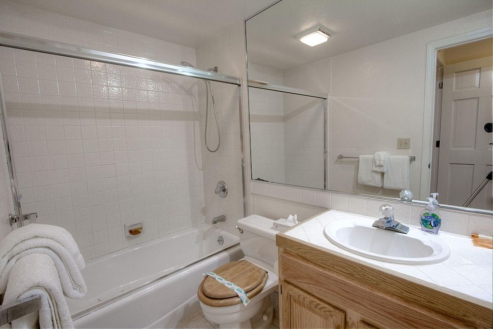 Delightful Mccloud 2 Bedroom Condo by RedAwning