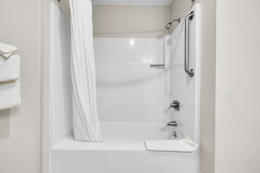 Econo Lodge Bay Breeze - photo 13