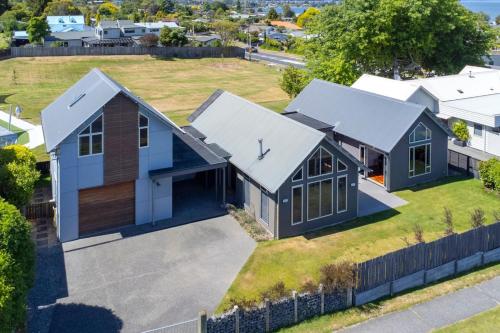 Huia Heights Modern 4BR Home With Park Views — 4-Star Luxury Hotel in Taupo, New Zealand