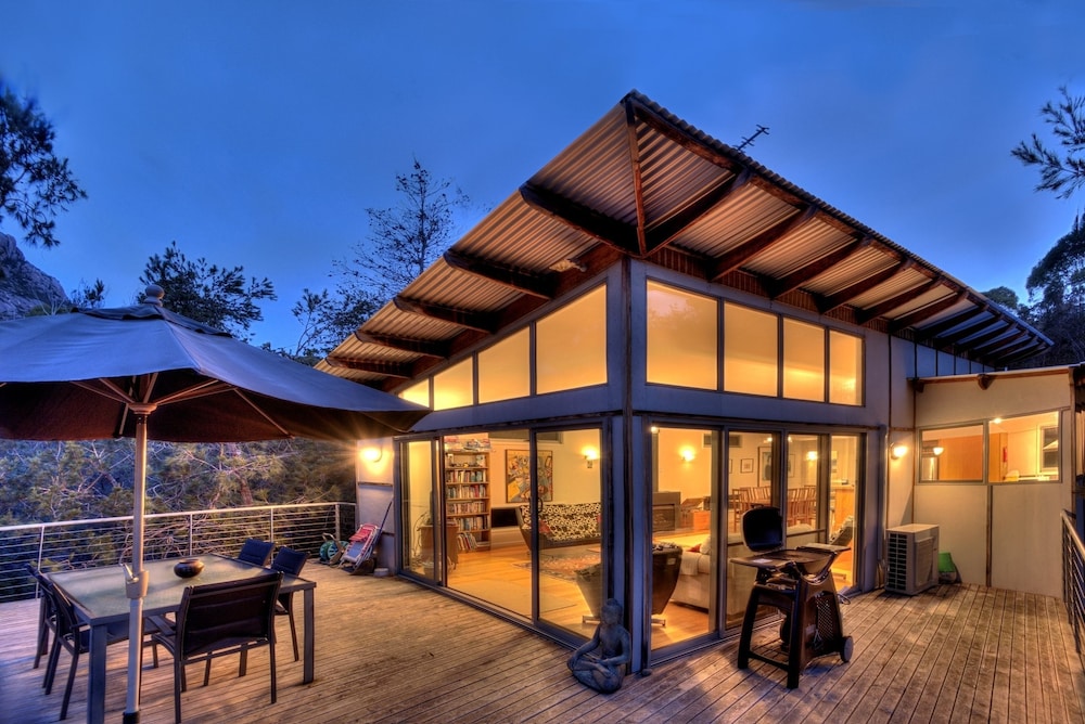Parsons Cove Beach House — 4-Star Luxury Hotel in Coles Bay, Australia