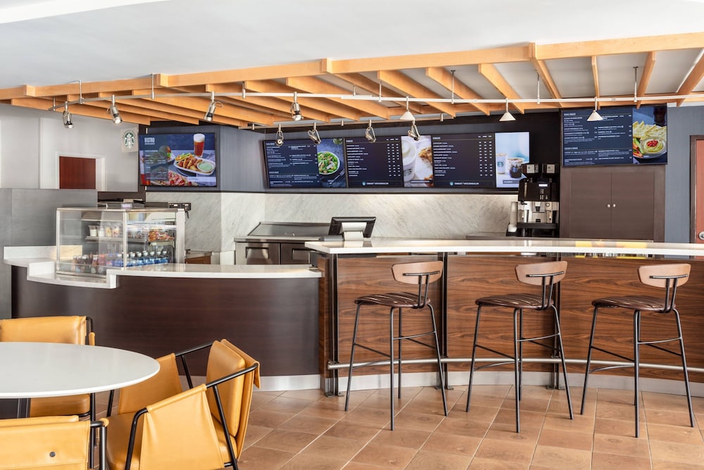 Courtyard by Marriott Portland Airport - photo 32