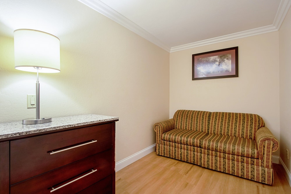 Red Roof Inn & Suites Monterey - photo 4