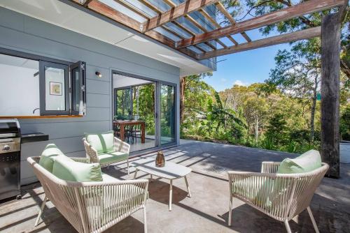 Beach Meets Bush at Expansive Treetop Oasis in Newcastle, Australia