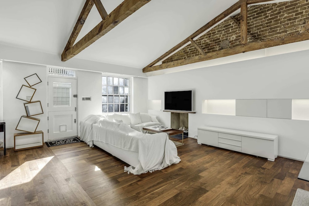 Luxury Loft style Mews House — 4-Star Luxury Hotel in London, United Kingdom