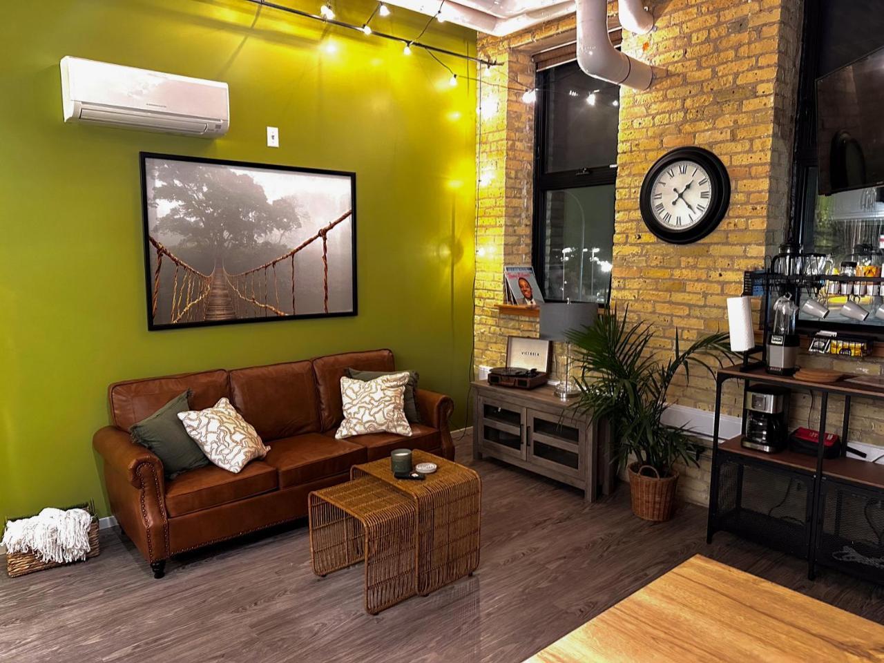 Heart of the City: Cozy 2 Bed Loft — 4-Star Luxury Hotel in Winnipeg, Canada