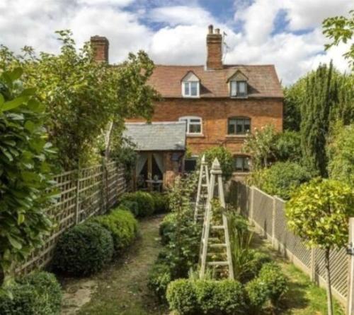 Romantic Cotswold Cottage dog friendly and village location — 4-Star Luxury Hotel in Mickleton, United Kingdom