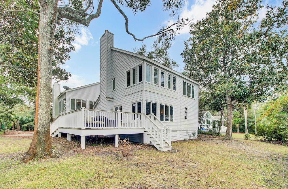 17 Oyster Row by Avantstay Lakefront Charm in Isle Of Palms, United States