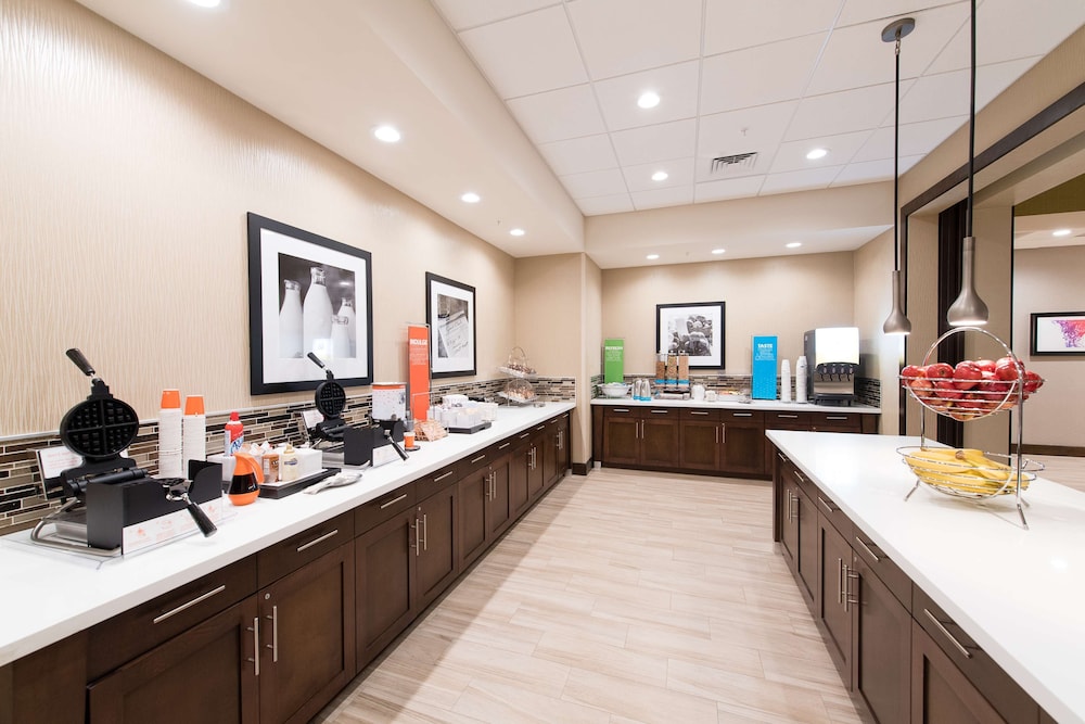 Hampton Inn & Suites Fayetteville - photo 45